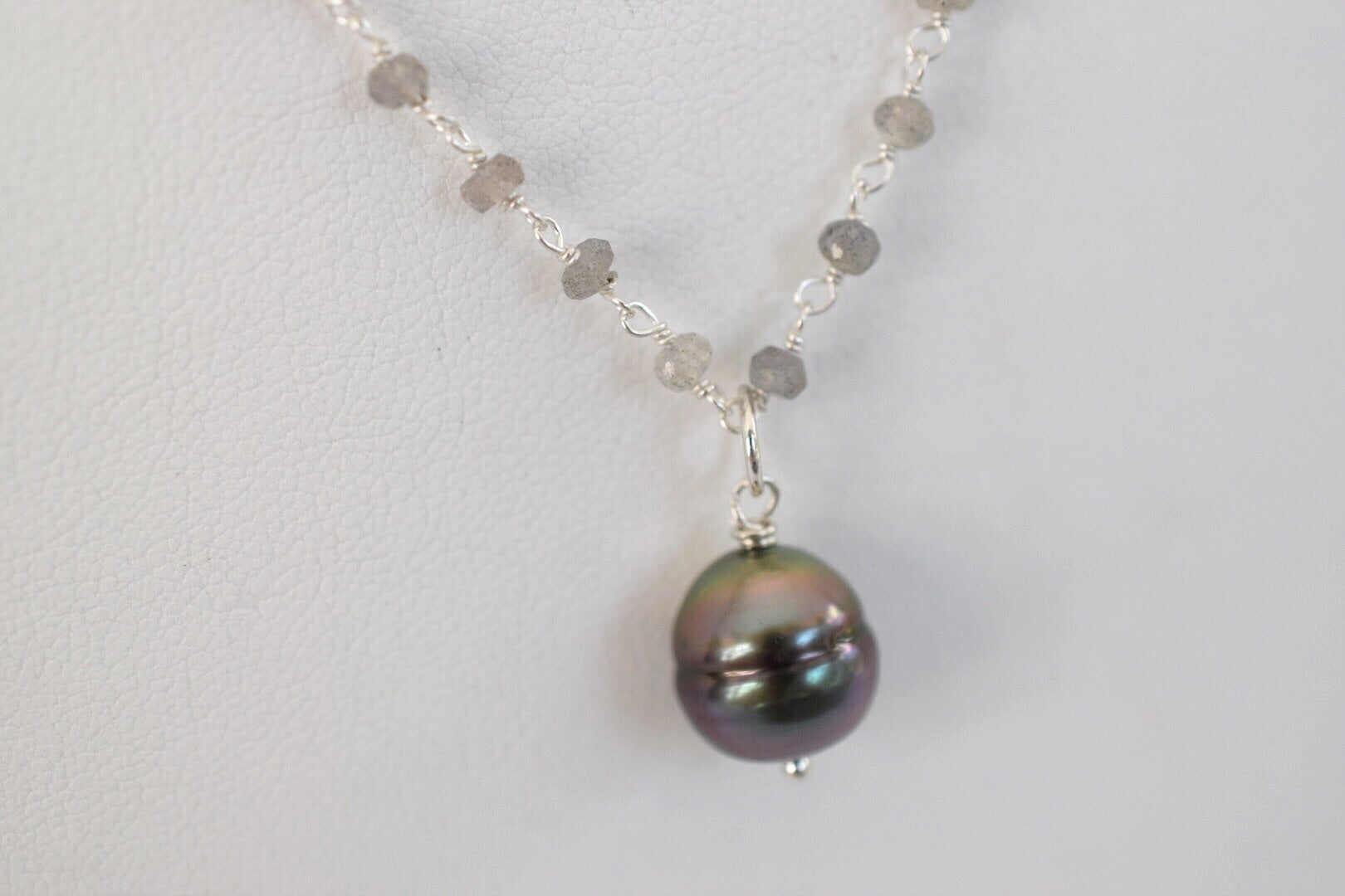 Sterling Silver Labradorite Rosary Chain with Tahitian Pearl Pendant - MILK VELVET PEARLS