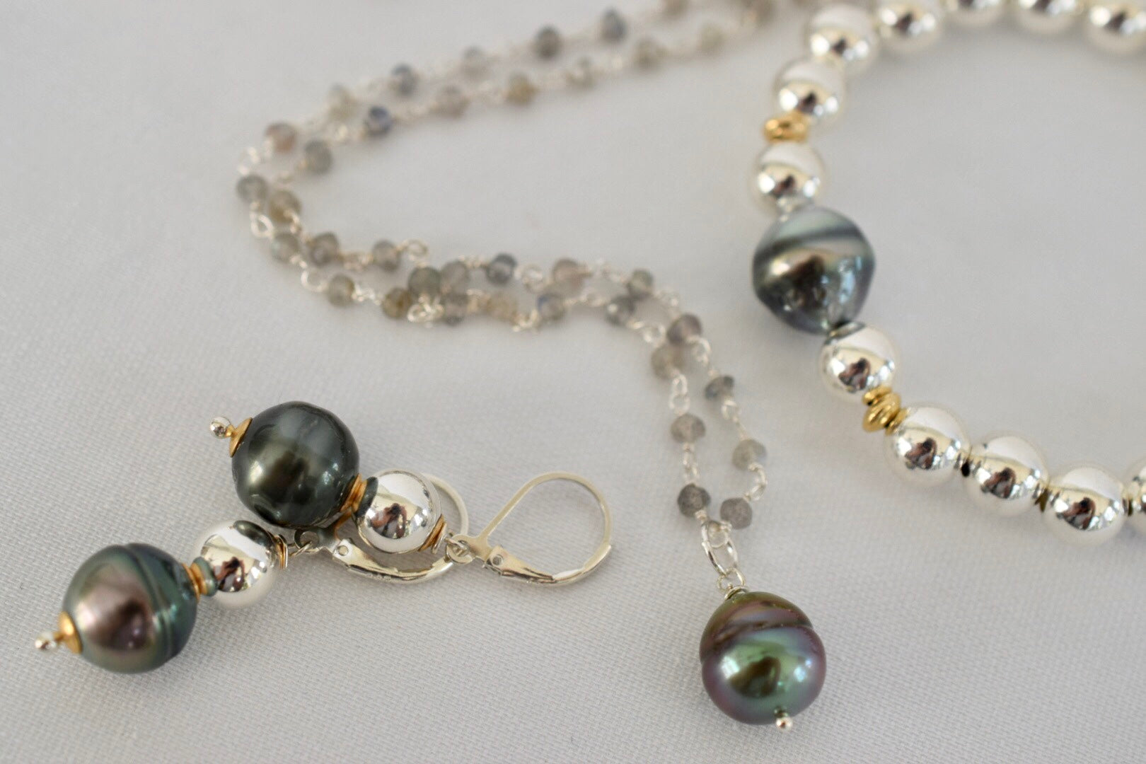 Sterling Silver Labradorite Rosary Chain with Tahitian Pearl Pendant - MILK VELVET PEARLS